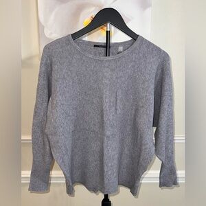 NWT: Tahari Gray Knit Crewneck Viscose Blend Nylon Sweater! Size Large.